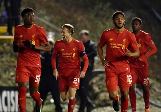 利物浦欲出售左后卫齐米卡斯，因其不愿离开安菲尔德，而其他球员面临竞争。