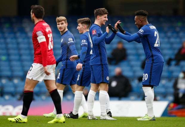 欧冠赛前穆里尼奥与两名昔日弟子重逢，并亲吻了斯内德的光头